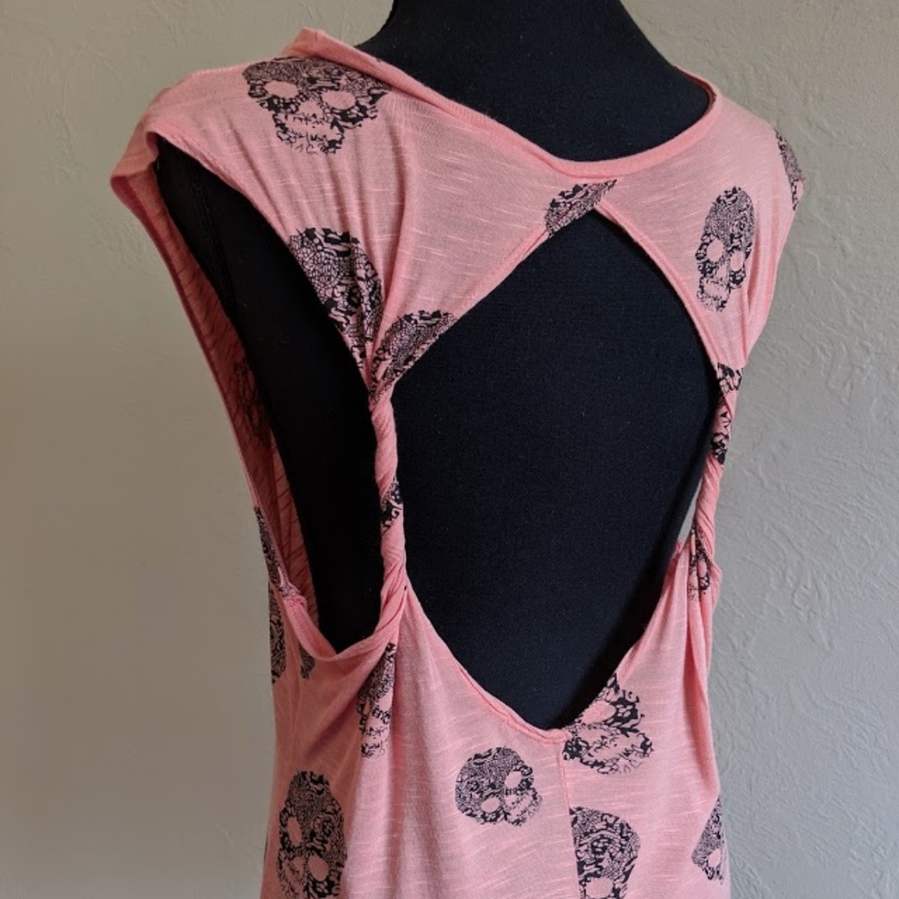 PALE ORANGE OPEN BACK TOP W/ SKULL DESIGN
